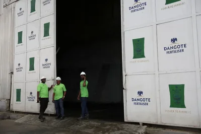 Dangote Petroleum Refinery ในไนจีเรียเตรียมเสนอขายหุ้นสามัญจำนวน 3 พันล้านหุ้นเพื่อระดมทุนสำหรับขยายกิจการและใช้เป็นเงินทุนหมุนเวียนทั่วไป โดยโรงกลั่นที่มีกำลังการผลิต 650,000 บาร์เรลต่อวันแห่งนี้มีมูลค่าประเมินอยู่ที่ประมาณ 3.91 หมื่นล้านดอลลาร์ ในขณะที่บริษัทกำลังเตรียมความพร้อมสำหรับการเข้าจดทะเบียนในตลาดหลักทรัพย์ที่อาจเกิดขึ้นในช่วงปลายปีนี้