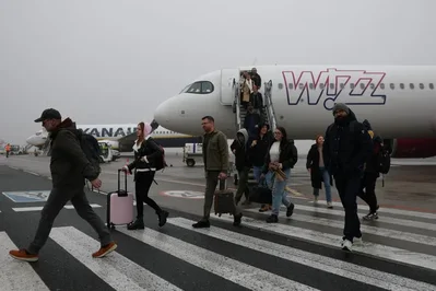 Wizz Air registró un beneficio anual de 139.7 millones de euros, cifra que superó las expectativas de los analistas. La aerolínea logró compensar las interrupciones derivadas del conflicto en Oriente Próximo gracias a una estrategia de control de costes.