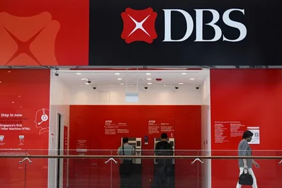 Tập đoàn DBS sẽ giới thiệu sản phẩm vàng vật chất mã hóa cho khách hàng cá nhân thông qua ứng dụng digibank vào cuối năm 2026. Mỗi mã thông báo kỹ thuật số được bảo chứng bởi một gam vàng vật chất lưu ký tại kho ở Singapore, cho phép các nhà đầu tư giao dịch lượng nhỏ kim loại quý này suốt ngày đêm.