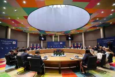 キプロスのEU議長国は、加盟国間の交渉を開始するため、2028年から2034年の2兆ユーロ規模の予算案を2%削減することを提案しました。この提案は農家への資金援助と防衛や技術分野の新たな需要とのバランスを図るものですが、純拠出国と予算増額を求める側の双方から批判にさらされています。