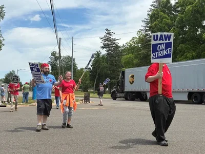 全米自動車労働組合（UAW）は、General Motorsのトラック生産に影響を及ぼしていたスリーリバーズ工場のストライキを終結させるため、Dauch Corpと4年間の暫定労働協約を締結しました。この合意には、2030年までに時給を30ドルに引き上げる賃上げ案に加え、医療保障の維持や批准ボーナスの支給が含まれています。