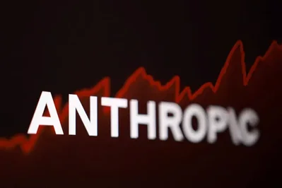La startup de inteligencia artificial Anthropic planea arrendar y gestionar sus propios centros de datos con una capacidad conjunta superior a 1 GW. La empresa solicita garantías financieras a Google para estos pagos de arrendamiento mientras avanza en los preparativos para su IPO.