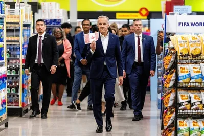 Mark Carney 首相は食品ターミナルや拠点の強化および独立系食料品店間の競争を促すため、10億カナダドルの投資を発表しました。この戦略は高い食品インフレへの対処を目的としており、海外市場への依存度を低減させることで国家安全保障を強化する狙いもあります。