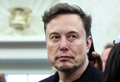 SpaceXが記録的な新規株式公開を実施したことを受け、イーロン・マスク氏の純資産が個人として初めて1兆ドルに達しました。木曜日に同社が750億ドルの資金を調達し、公開市場での株式取引が開始されたことで、マスク氏の総資産は1.1兆ドルを超えています。