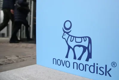 หน่วยงานกำกับดูแลยาของสหราชอาณาจักรได้อนุมัติยาเซมากลูไทด์ในรูปแบบเม็ดของ Novo Nordisk สำหรับรักษาโรคอ้วน การตัดสินใจนี้ช่วยให้ผู้ป่วยจำนวนมากมีทางเลือกอื่นนอกเหนือจากการฉีด และนับเป็นการอนุมัติยาเม็ดดังกล่าวครั้งแรกในยุโรป ท่ามกลางการแข่งขันกับ Eli Lilly ในตลาดโลกที่ทวีความรุนแรงขึ้น