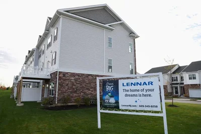 住宅建設大手のLennarは、第3四半期の住宅引き渡し台数を2万500ユニットから2万1500ユニットの間と予測し、アナリスト予想を下回ったことで株価が3%超下落しました。同社は、高水準の住宅ローン金利とインフレが持続的な逆風となり、消費者の心理や全体の売上高に影響を与え続けていると指摘しています。