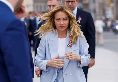 นายกรัฐมนตรี Giorgia Meloni ประกาศว่าอิตาลีจะเพิ่มงบประมาณด้านการป้องกันประเทศและความมั่นคงเป็นร้อยละ 2.8 ของผลิตภัณฑ์มวลรวมภายในประเทศภายในปี 2026 พร้อมกระตุ้นให้พันธมิตร NATO ให้ความสำคัญกับการลงทุนในโดรนและดาวเทียมมากกว่ายุทโธปกรณ์แบบดั้งเดิมเพื่อให้เท่าทันต่อรูปแบบการทำสงครามสมัยใหม่ที่เปลี่ยนแปลงอย่างรวดเร็ว