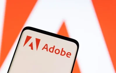 Adobe incrementó su pronóstico de ingresos anuales a un rango de entre 26,500 y 26,600 millones de dólares tras la sólida demanda de sus herramientas de IA Firefly. La firma también anunció que el director financiero Dan Durn se unirá a Marvell Technology, lo que aumenta la incertidumbre tras la reciente dimisión del director ejecutivo.