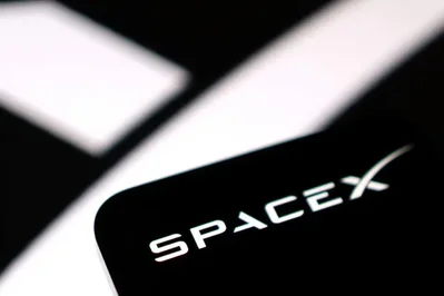 Elon Musk 旗下的 SpaceX 在周四的 IPO 中成功筹集了750亿美元，超越沙特阿美成为历史上规模最大的上市项目。这家火箭制造商计划于周五在 Nasdaq 挂牌上市，此举可能为人工智能公司 OpenAI 和 Anthropic 即将到来的 IPO 铺平道路。