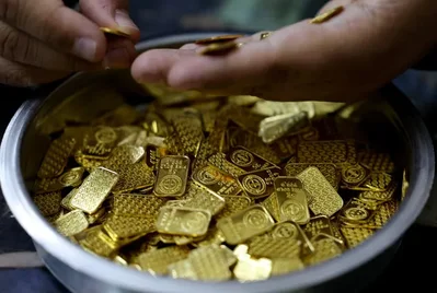 Spot gold fell to 4,205.39 dollars per ounce on Friday as market participants anticipated prolonged high interest rates ahead of the Federal Reserve meeting. Despite persistent inflation data, the non-yielding metal remains under pressure from expectations that central banks will maintain elevated borrowing costs.