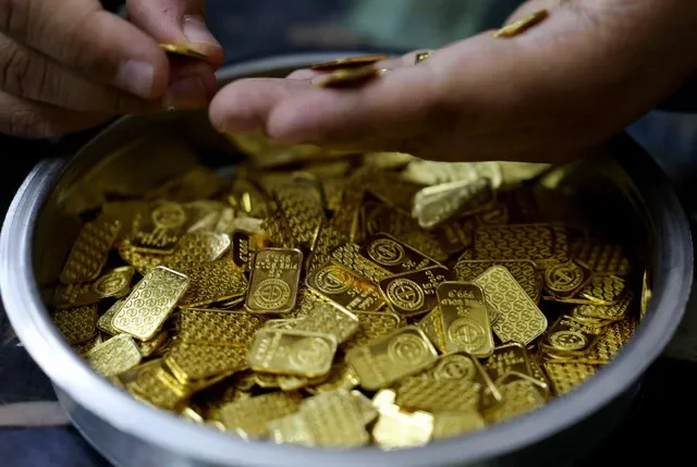 Spot gold fell to 4,205.39 dollars per ounce on Friday as market participants anticipated prolonged high interest rates ahead of the Federal Reserve meeting. Despite persistent inflation data, the non-yielding metal remains under pressure from expectations that central banks will maintain elevated borrowing costs.