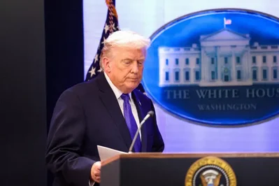 米連邦控訴裁判所は、通商法122条に基づくトランプ政権の10パーセントの全世界関税を不当とした下級審判決について、その効力停止の延長を決定しました。この判断により、法的な控訴手続きが続く間、政府は特定の輸入業者3社から関税の徴収を継続することが可能になります。