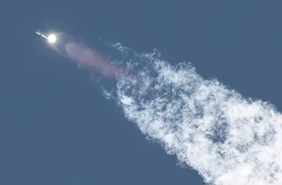 La empresa liderada por Elon Musk busca una valoración de 1.75 billones de dólares ante su debut bursátil. Los datos financieros revelan que el gasto agresivo en IA y el desarrollo de Starship provocó una pérdida neta de 4.94 mil millones el año pasado pese al crecimiento de ingresos de Starlink.