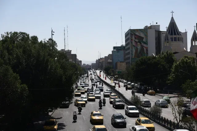 Veículos numa rua em Teerão após as autoridades terem alcançado um acordo para acabar com a guerra e reabrir o Estreito de Ormuz, 15 de junho de 2026. Majid Asgaripour/WANA via REUTERS