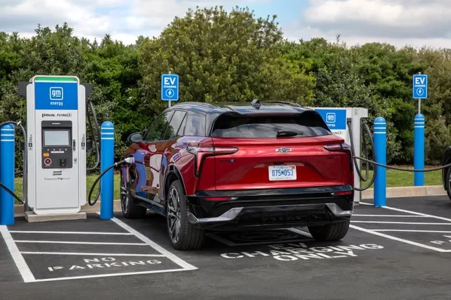 General Motors กำลังเปิดตัวฟีเจอร์ใหม่ในแอปพลิเคชันบนโทรศัพท์สำหรับลูกค้า ซึ่งช่วยให้เจ้าของรถยนต์ไฟฟ้าสามารถค้นหาและชำระค่าบริการสถานีชาร์จสาธารณะได้ในที่เดียว