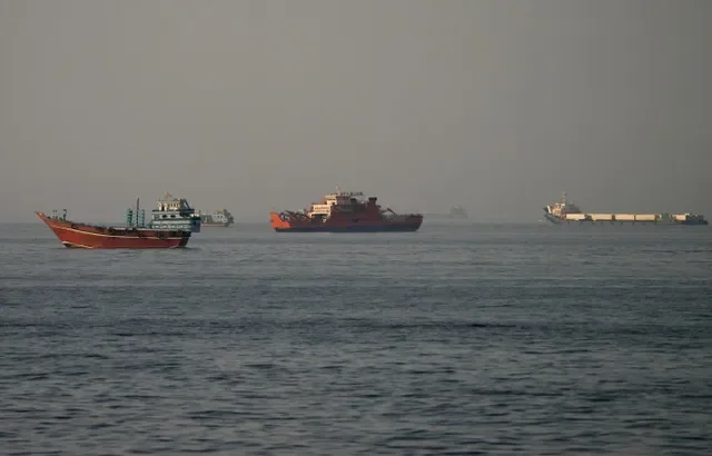 เรือบรรทุกสินค้าบริเวณช่องแคบฮอร์มุซ เมื่อมองจากมูซันดัม ประเทศโอมาน วันที่ 14 มิถุนายน 2026 REUTERS/Stringer