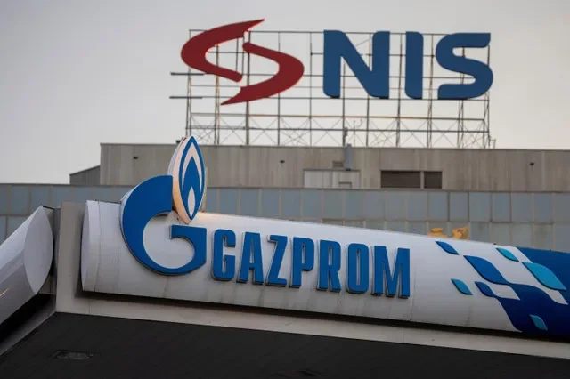 Sinalética exibe os logótipos da NIS, bem como da produtora de petróleo russa Gazprom Neft, em Belgrado, Sérvia, a 8 de outubro de 2025. REUTERS/Marko Djurica