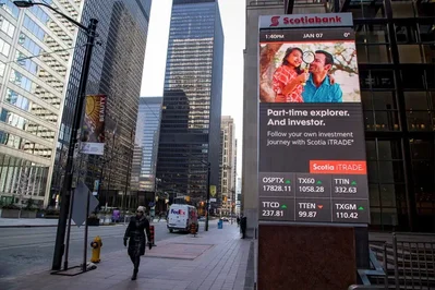 تراجع مؤشر S&P/TSX المركب في بورصة تورونتو بنسبة 0.06% عند الافتتاح حيث ضغط ضعف قطاع التكنولوجيا في وول ستريت وانخفاض أسعار النفط الخام على الأسواق الكندية. وقد طغت هذه الخسائر على إشارات الطلب الإيجابية للذكاء الاصطناعي من شركتي Micron و Qualcomm.