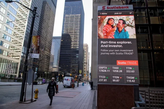 تراجع مؤشر S&P/TSX المركب في بورصة تورونتو بنسبة 0.06% عند الافتتاح حيث ضغط ضعف قطاع التكنولوجيا في وول ستريت وانخفاض أسعار النفط الخام على الأسواق الكندية. وقد طغت هذه الخسائر على إشارات الطلب الإيجابية للذكاء الاصطناعي من شركتي Micron و Qualcomm.