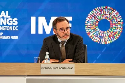 Pierre-Olivier Gourinchas หัวหน้านักเศรษฐศาสตร์ของ IMF ที่กำลังจะพ้นจากตำแหน่งระบุว่า การตัดสินใจของ Fed ในการลดการให้คำแนะนำทิศทางนโยบายล่วงหน้านั้นมีความเหมาะสมเพื่อหลีกเลี่ยงความล่าช้าของนโยบายที่มีต้นทุนสูง โดยเขาตั้งข้อสังเกตว่าแม้ตลาดจะยังต้องการสัญญาณระยะยาว แต่การละทิ้งข้อผูกมัดที่เข้มงวดจะช่วยให้มีความยืดหยุ่นมากขึ้น