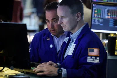 انخفضت العقود الآجلة لمؤشر Nasdaq بأكثر من 1 بالمئة يوم الجمعة مع تعرض شركات كبرى مثل Micron وNvidia لضغوط بيعية بعد أداء فصلي قوي. ويقيم المستثمرون التقييمات المرتفعة ومخاوف التضخم بعد رفع Apple أسعار أجهزتها بسبب تكاليف الذاكرة وتجاوز بيانات التضخم لشهر مايو مستوى 4 بالمئة.