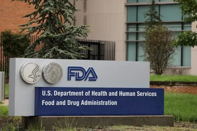FDA สหรัฐฯ เสนอกฎระเบียบเมื่อวันศุกร์ที่ผ่านมา โดยกำหนดให้บริษัทผู้ผลิตยาสูบต่างชาติต้องจดทะเบียนสถานประกอบการและแสดงรายการผลิตภัณฑ์ที่จำหน่ายภายในประเทศ ความเคลื่อนไหวนี้มีวัตถุประสงค์เพื่อปิดช่องโหว่ด้านกฎระเบียบ และช่วยให้หน่วยงานสามารถปราบปรามการนำเข้าที่ผิดกฎหมายรวมถึงการใช้บุหรี่ไฟฟ้าในกลุ่มเยาวชน