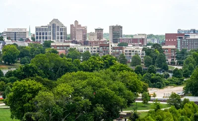 Greenville County 房價在 5 月份上漲至 368,146 美元的中位數，過去五年累計漲幅達 25%。雖然當地的購屋成本仍高於全州平均水準，但隨著該地區持續吸引新居民遷入，其價格仍遠低於全美 436,523 美元的中位價。