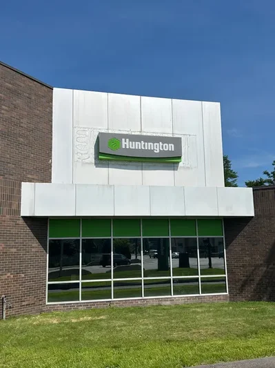 Huntington Bank 計劃關閉密西根州境內的 13 處據點，其中包括底特律大都會區的多間分行。該銀行表示，所有進行整合的分行皆位於其他據點車程 10 分鐘以內的範圍，且在關閉這些據點後，該銀行仍將維持擁有 286 間分行的規模，繼續作為該州最大的分行網路。