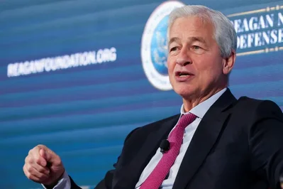 Jamie Dimon 向分析師表示，儘管銀行近期出現領導層變動，但他卸任行政總裁的時間表依然維持不變。董事會最近任命了兩名聯席總裁，旨在為他們承擔更廣泛的角色做好準備，同時縮減了領導公司的潛在繼任者名單。