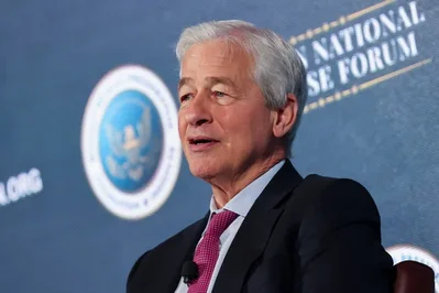 參議員 Elizabeth Warren 已要求 JPMorgan 執行長 Jamie Dimon 提供相關文件，以調查其是否曾在 Jeffrey Epstein 的建議下向英國政府進行遊說。JPMorgan 否認了這些指控，並表示 Jamie Dimon 從未接受 Jeffrey Epstein 的諮詢，也未曾與其直接溝通。