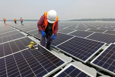 泰國國家能源政策委員會已批准新措施，將直接再生能源購電協議的適用範圍擴大至數據中心以外。政府計劃推行1,500兆瓦的社區太陽能計劃，並設立規模達2,000億泰銖的能源轉型基金，以支持屋頂太陽能及電動車的普及。