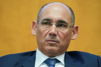 總裁 Amir Yaron 警告，下屆政府必須縮減國防開支，以穩定已達 70% 的債務對 GDP 比率。他主張增加對教育和基礎設施的投資，同時表示到 2027 年可能需要調升稅率，以支持長期經濟成長。