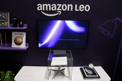 وقعت شركة Amazon Leo اتفاقية مع مزود خدمة الإنترنت في جنوب أفريقيا Herotel لإطلاق خدمة نطاق عريض جديدة تسمى evry في عام 2027. تهدف هذه الشراكة إلى ربط المجتمعات الريفية التي تفتقر للخدمات حيث لا تزال شبكات الألياف والشبكات اللاسلكية غير مجدية اقتصاديا للنشر حاليا.
