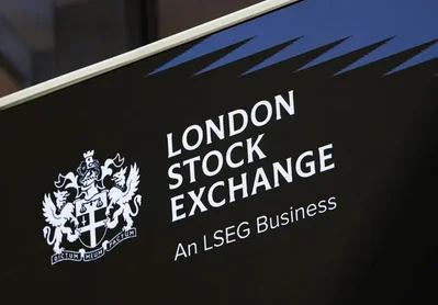 FTSE 100指数下跌0.1%，中东紧张局势升级导致贵金属矿业股走低，抵消了能源股的涨幅。投资者正对伊朗港口遭受海军封锁的消息作出反应，与此同时，OECD敦促即将上任的英国政府保持财政纪律。