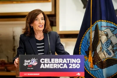 州长 Kathy Hochul 宣布，为应对电力成本上升和水资源消耗的担忧，纽约州将暂停建设耗电量在 50 兆瓦及以上的新型数据中心。在为期一年的暂停期间，该州将制定相关的环境标准，同时考虑取消针对此类设施的销售税豁免政策。