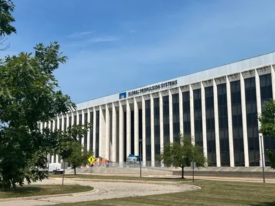 General Motors 已開始拆卸其位於密歇根州的前 Pontiac 分部總部大樓，此舉屬於優化房地產佈局策略的一環。該建築面積達 300,000 平方呎，自 2020 年起一直處於閒置狀態。拆卸工程完成後，相關地塊將騰空以進行未來的場地改良工程。