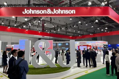 Johnson and Johnson 公佈第二季度銷售額為 253.1 億美元，經調整後每股盈利為 2.90 美元，兩者均高於分析師預期。雖然醫療科技部門表現較弱，但 Tremfya 及 Darzalex 等藥物的強勁需求抵銷了相關影響，促使公司上調年度業績指引。