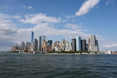 包括 Goldman Sachs 與 Bank of America 在內的大型投資銀行報告指出，來自人工智慧相關籌資與貸款的費用收入顯著增長。儘管近期市場出現波動，高層主管仍預期資料中心與基礎設施的多年投資週期將持續，並進一步推動各項策略性活動。