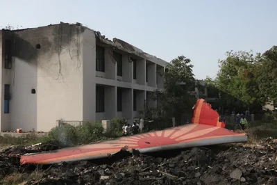 印度民航局在分析座艙通話記錄後，針對 2025 年 Air India 墜機事故的調查已進入最後階段。相關資料顯示，兩具引擎在起飛後數秒內即遭到切斷，儘管飛行員隨後嘗試重新啟動引擎，但仍無法阻止飛機墜毀。