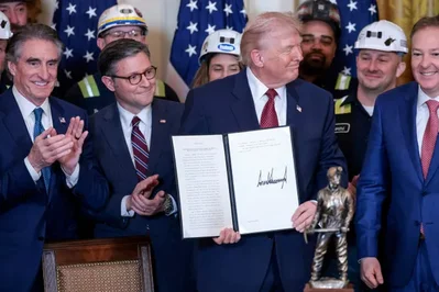 BlueGreen Alliance的報告指出，Trump政府時期的聯邦政策轉變已導致223個乾淨能源專案延期或取消。分析顯示，這些變動影響了111,765個工作崗位，並使近7,000億美元的未來投資面臨風險。