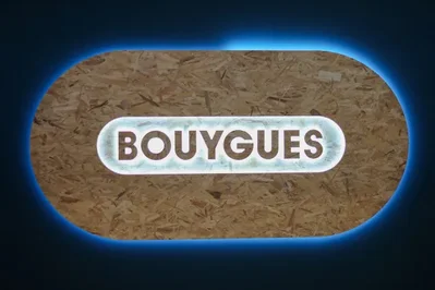 法国竞争管理局将对 Orange、Iliad 和 Bouygues 联合竞购电信运营商 SFR 的提案展开审查，该交易报价为 203.5 亿欧元。消息人士透露，欧盟委员会将不会对此次交易进行评估，这可能会为这三家公司简化监管审批流程。