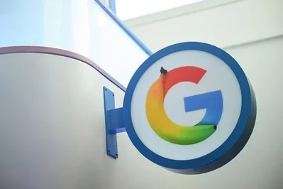 Alphabet 旗下的 Google 在周三敦促欧洲最高法院驳回欧盟监管机构的上诉，此前下级法院已裁定撤销一项金额达 14.9 亿欧元的罚款。这起纠纷的核心在于搜索广告合同中历史遗留的限制性条款。