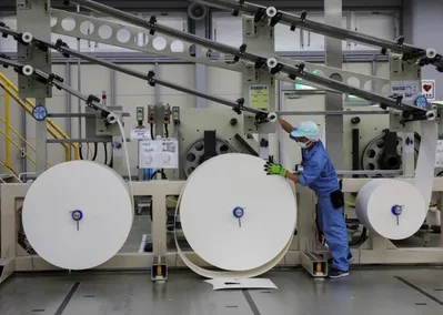 路透短觀調查顯示，受惠於半導體與人工智慧伺服器的強勁需求，7月日本製造業信心指數維持在正13。然而，由於利率上升與中東局勢緊張導致營運成本增加，非製造業信心指數則降至正25。