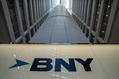 BNY 第二季業績創下紀錄，受惠於利息收入增加及股市暢旺，該行將 2026 年收入增長預測上調至 10% 至 11% 之間。期內該行收入增長 13% 至 57 億美元，託管及管理資產規模則攀升至 62.6 萬億美元。