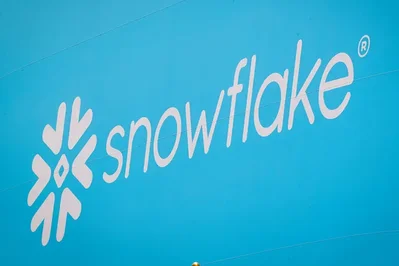A Snowflake introduziu um pacote de remuneração para o CEO Sridhar Ramaswamy avaliado em até 448 milhões de dólares, condicionado à duplicação do valor de mercado da empresa até 2033. O prémio inclui um milhão de ações em cinco tranches que exigem que o título atinja os 531 dólares para a sua aquisição total.