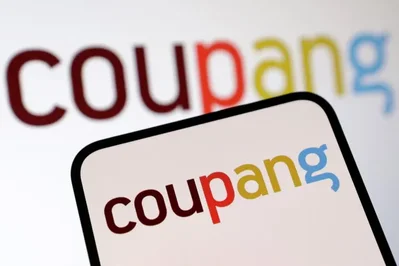 غرمت كوريا الجنوبية شركة Coupang 625 مليار وون بسبب تسريب بيانات أثر على أكثر من 33 مليون مستخدم. القرار أثار انتقادات من الولايات المتحدة ودفع السفيرة كانغ كيونغ-وا للعودة لمشاورات. النزاع قد يعقّد تعهد استثماري كوري جنوبي بقيمة 350 مليار دولار وتنسيق الأمن.