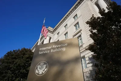 يغادر القائم بأعمال المستشار العام في مصلحة الضرائب الأمريكية IRS كين كيس منصبه بعد رفضه طلبات من البيت الأبيض للمشاركة في عمليات تدقيق ضريبي محددة. وأفادت التقارير أن كيس جادل بأن هذه المطالب تنتهك القوانين الفيدرالية التي تحمي النظام الضريبي من التدخل السياسي.