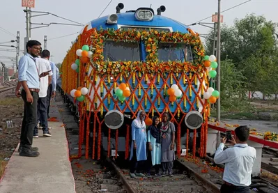 O Primeiro-Ministro Narendra Modi inaugurou o primeiro comboio a hidrogénio da Índia na rota entre Jind e Sonipat. Esta unidade de 10 carruagens e emissões zero utiliza células de combustível de 1.200 quilowatts para atingir 75 km/h, visando a neutralidade carbónica ferroviária até 2030.