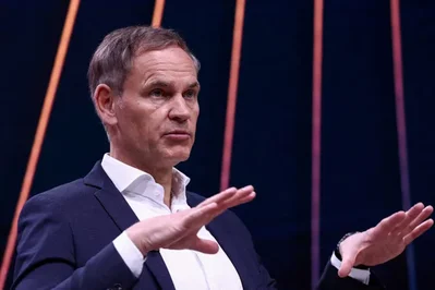 يعتزم Oliver Blume الرئيس التنفيذي لشركة Volkswagen الاجتماع مع الموظفين في أغسطس لمناقشة خطة إعادة هيكلة قد تؤثر على 140 ألف وظيفة. وأفاد مجلس العمل بالشركة بأن العديد من المصانع تواجه خطر الإغلاق الفعلي نتيجة هذه التغييرات المقترحة.