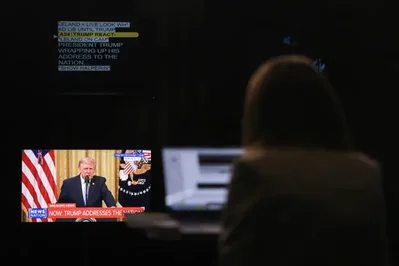 أكد الرئيس ترامب خلال خطاب في البيت الأبيض أن الصين تدخلت في انتخابات عام 2020 في مسعى لجعل أمن الانتخابات قضية محورية في التجديد النصفي. وبينما استشهد بوثائق رفعت عنها السرية لدعم مزاعم الثغرات الأمنية فقد نفت تقييمات الاستخبارات الأمريكية والمسؤولون الصينيون وجود أي أدلة على تلاعب بالأصوات.